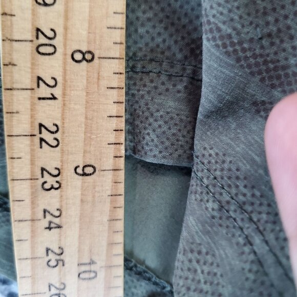 Asics Shorts Mens XL Green Camouflage Elastic Waist Zip Pocket Lightweight Activ - Picture 6 of 9